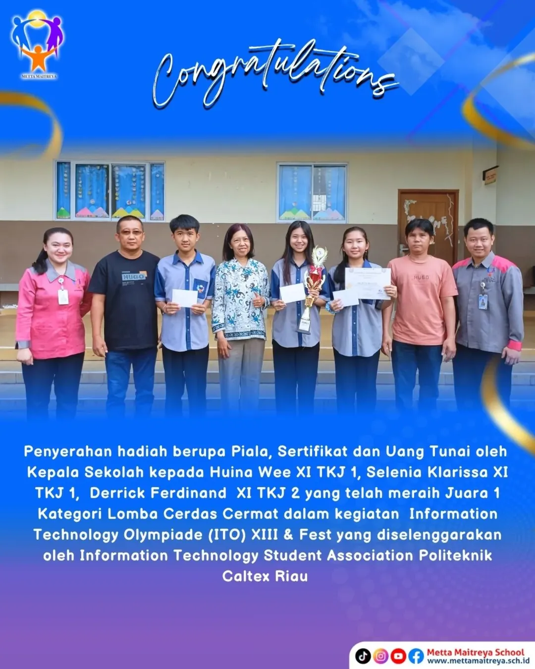 Penyerahan hadiah oleh Kepala Sekolah atas Prestasi dalam Perlombaan Cerdas Cermat dalam kegiatan Information Technology Olympiade (ITO) XIII & Fest
